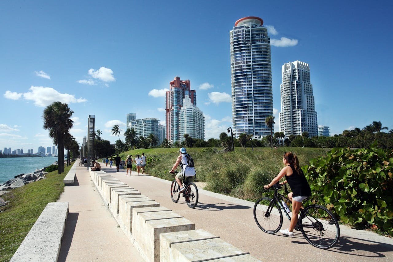 Navigating-Miamis-Neighborhoods-A-Comprehensive-Guide-for-Newcomers